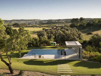 An Elegant Modern Countryside Home with Warm and Natural Atmosphere in Lagos, Portugal by Mario Martins Atelier (4)