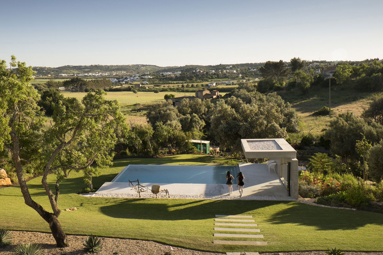 An Elegant Modern Countryside Home with Warm and Natural Atmosphere in Lagos, Portugal by Mario Martins Atelier (4)