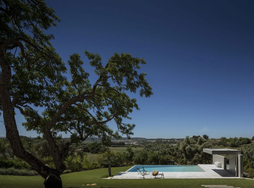 An Elegant Modern Countryside Home with Warm and Natural Atmosphere in Lagos, Portugal by Mario Martins Atelier (5)