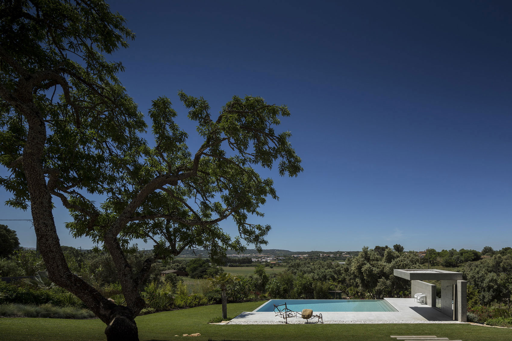 An Elegant Modern Countryside Home with Warm and Natural Atmosphere in Lagos, Portugal by Mario Martins Atelier (5)