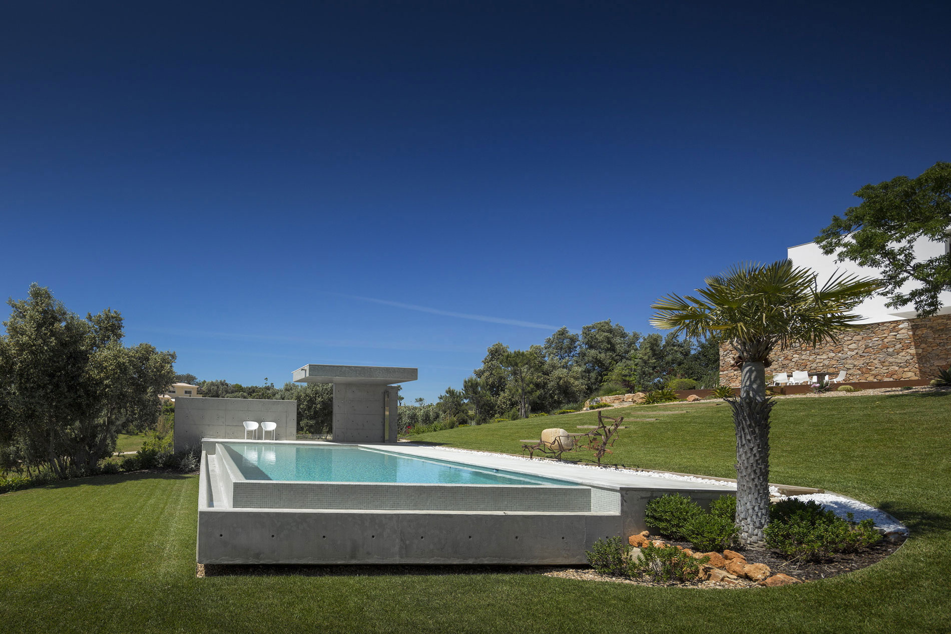 An Elegant Modern Countryside Home with Warm and Natural Atmosphere in Lagos, Portugal by Mario Martins Atelier (6)