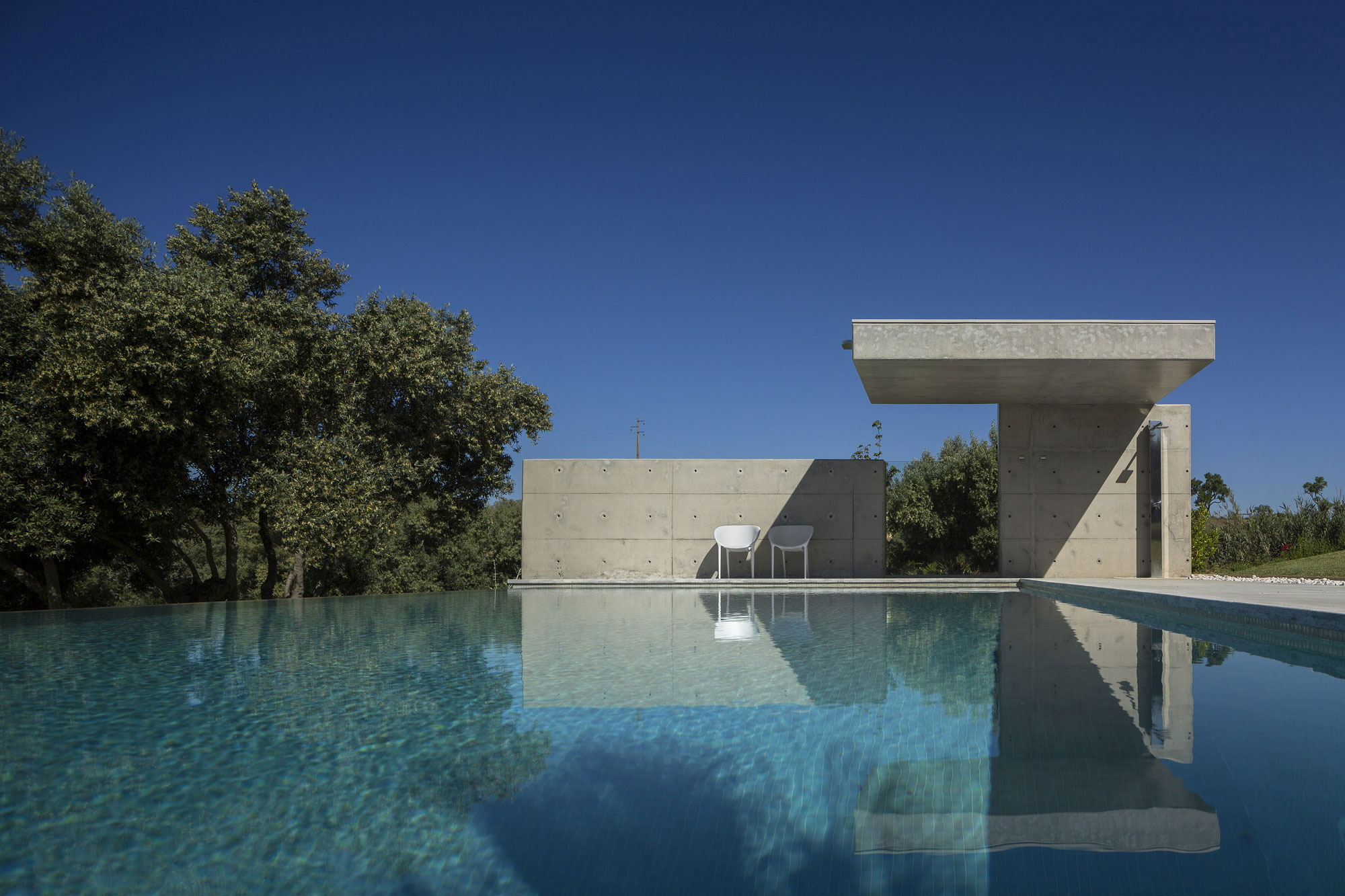 An Elegant Modern Countryside Home with Warm and Natural Atmosphere in Lagos, Portugal by Mario Martins Atelier (7)
