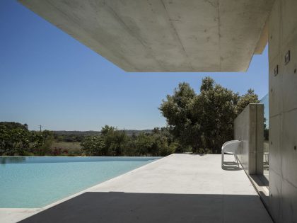 An Elegant Modern Countryside Home with Warm and Natural Atmosphere in Lagos, Portugal by Mario Martins Atelier (9)