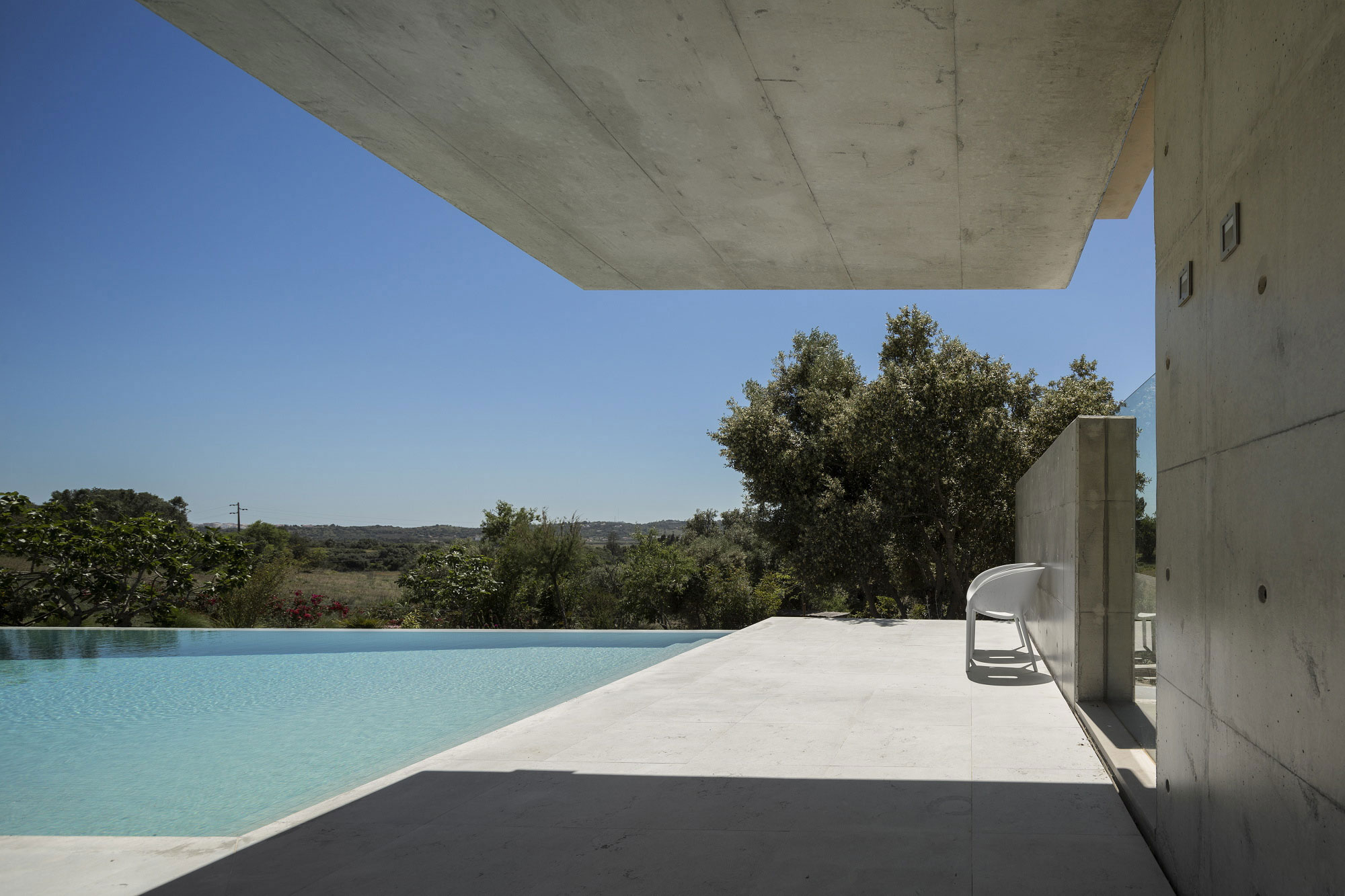 An Elegant Modern Countryside Home with Warm and Natural Atmosphere in Lagos, Portugal by Mario Martins Atelier (9)