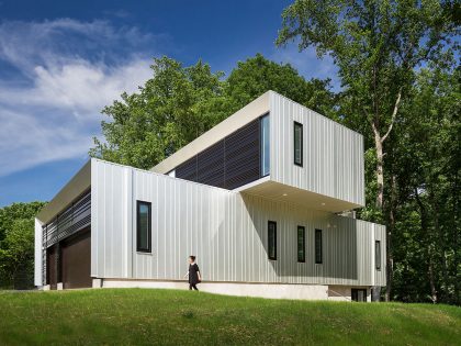An Elegant Modern Family House Composed of Three Volumetric Elements in McLean
