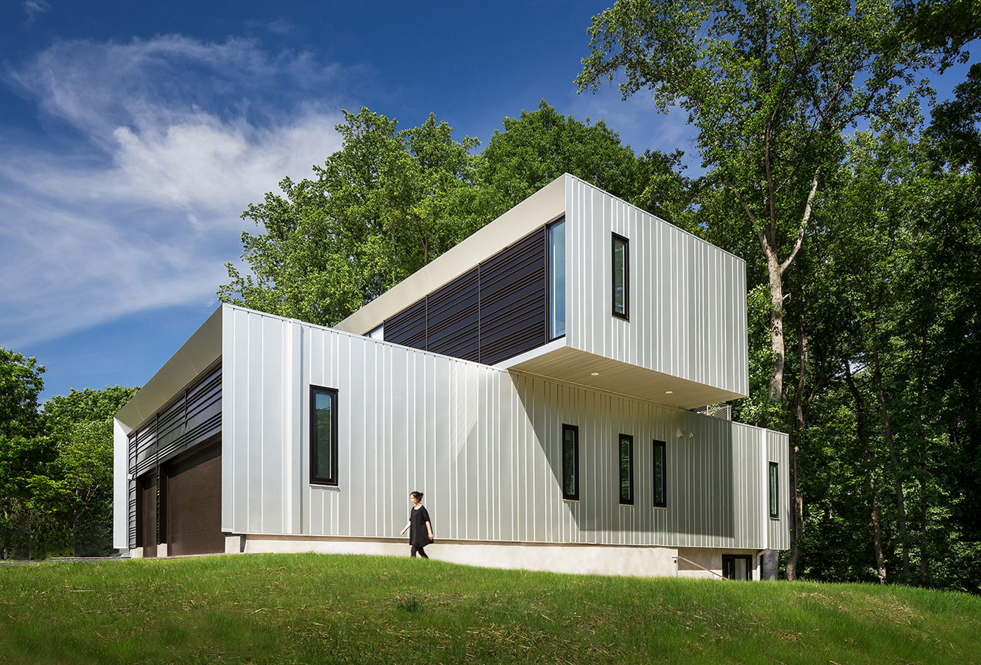 An Elegant Modern Family House Composed of Three Volumetric Elements in McLean by Höweler + Yoon Architecture (1)
