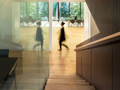 An Elegant Modern Family House Composed of Three Volumetric Elements in McLean by Höweler + Yoon Architecture (10)