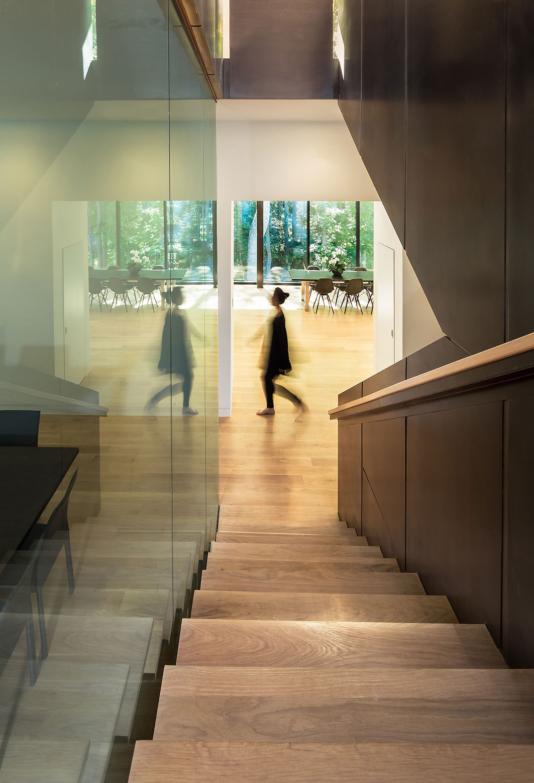 An Elegant Modern Family House Composed of Three Volumetric Elements in McLean by Höweler + Yoon Architecture (10)