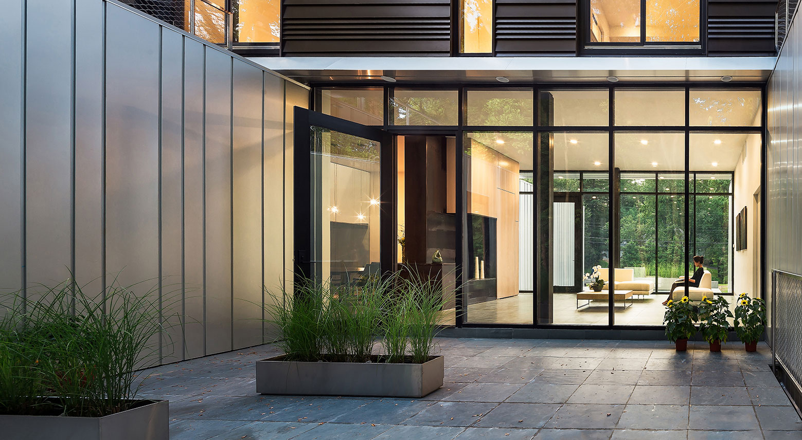 An Elegant Modern Family House Composed of Three Volumetric Elements in McLean by Höweler + Yoon Architecture (14)