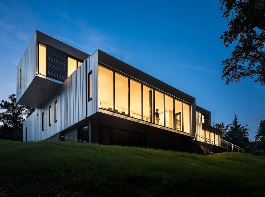 An Elegant Modern Family House Composed of Three Volumetric Elements in McLean by Höweler + Yoon Architecture (15)