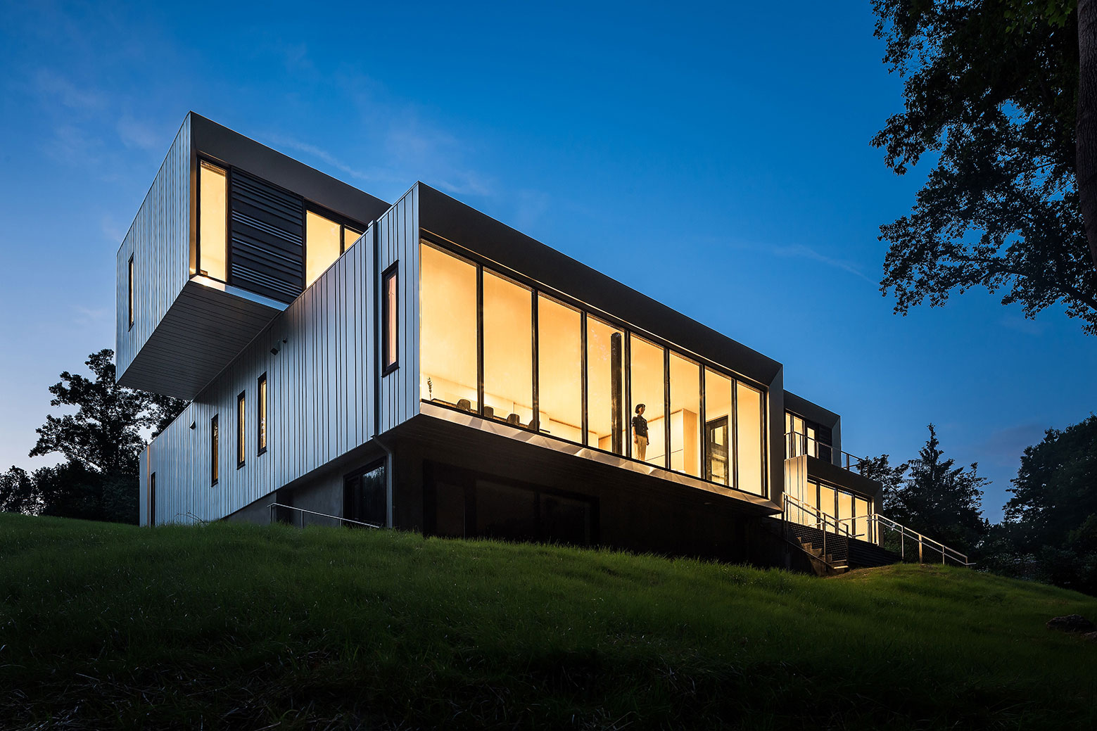 An Elegant Modern Family House Composed of Three Volumetric Elements in McLean by Höweler + Yoon Architecture (15)