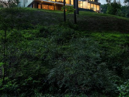 An Elegant Modern Family House Composed of Three Volumetric Elements in McLean by Höweler + Yoon Architecture (18)