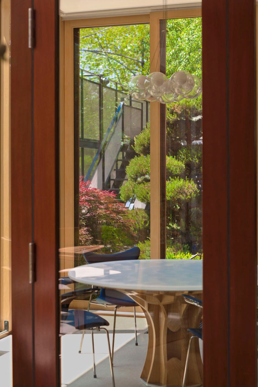 An Elegant Modern Home Integrated within a Scenic Landscape in Chicago by Dirk Denison Architects (16)