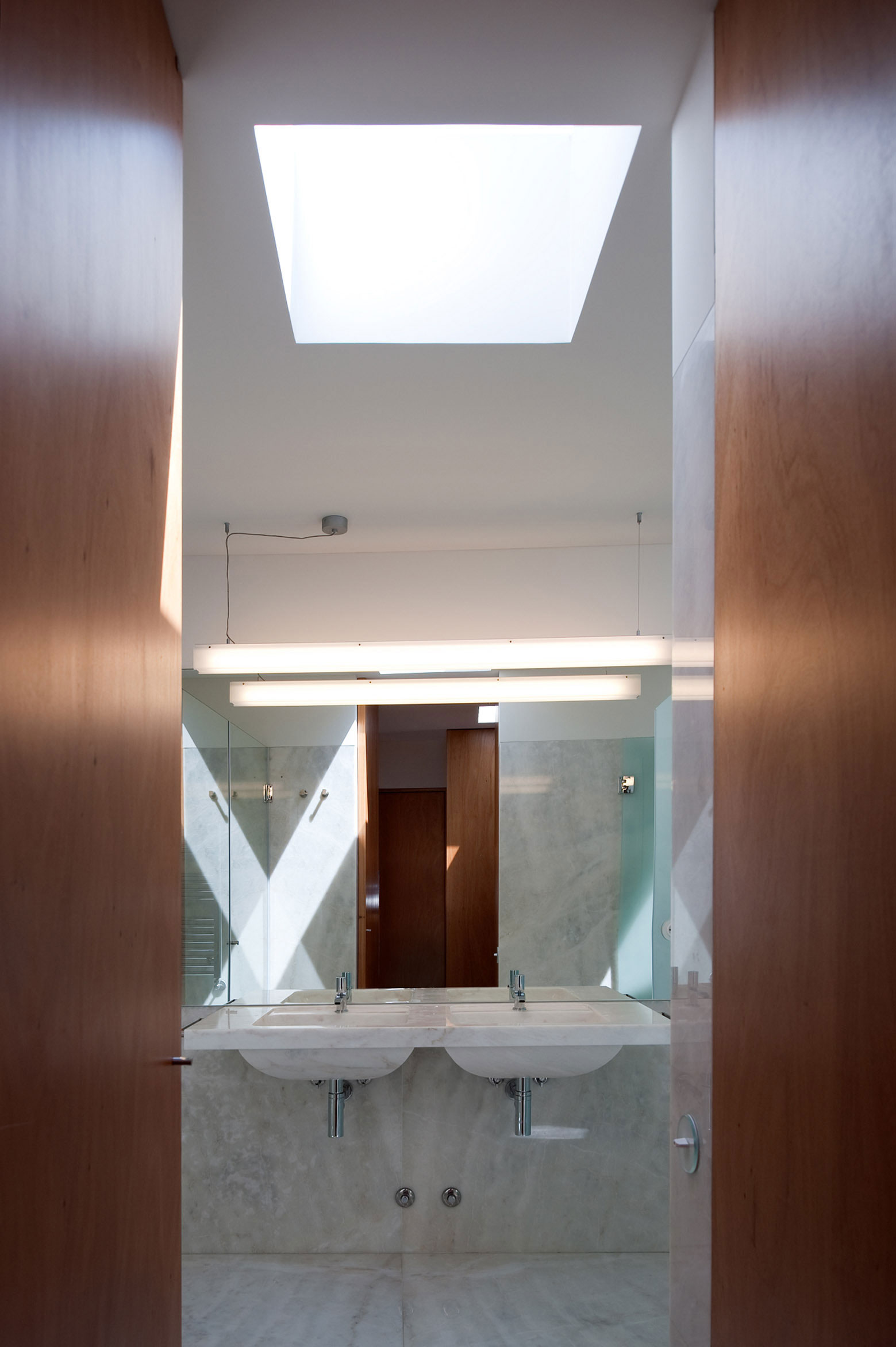 An Elegant Modern House with Courtyards and Pool Flanked by Stone Walls in Porto, Portugal by Sérgio Koch (11)