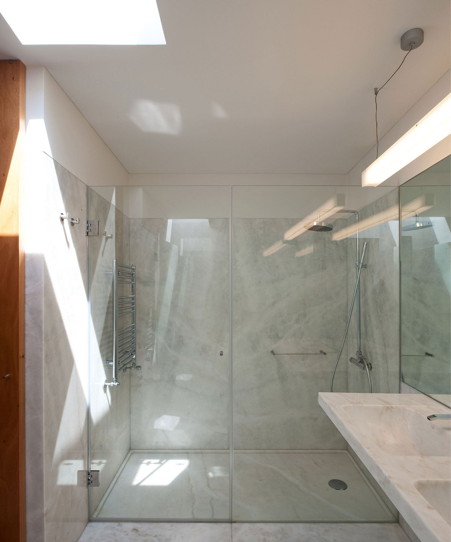 An Elegant Modern House with Courtyards and Pool Flanked by Stone Walls in Porto, Portugal by Sérgio Koch (12)