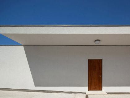 An Elegant Modern House with Courtyards and Pool Flanked by Stone Walls in Porto, Portugal by Sérgio Koch (13)