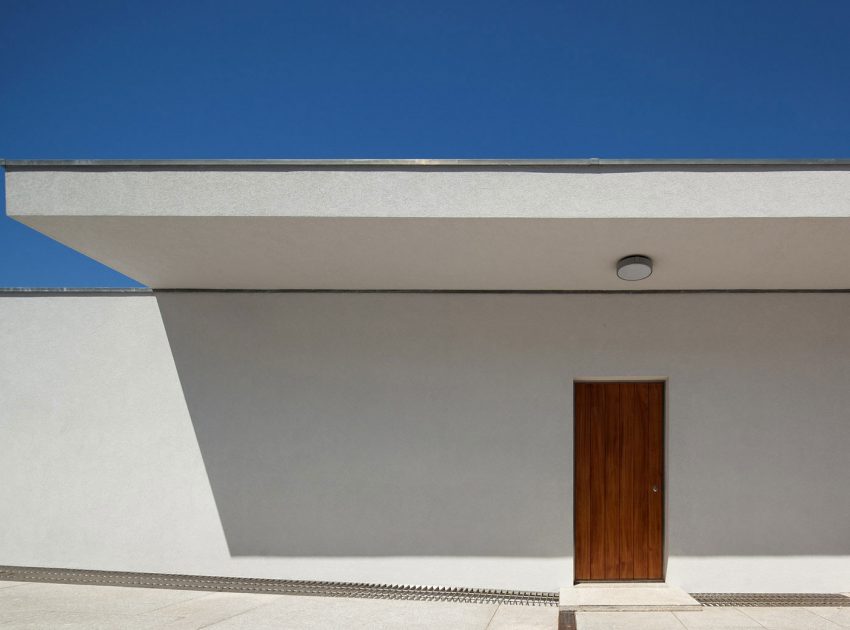 An Elegant Modern House with Courtyards and Pool Flanked by Stone Walls in Porto, Portugal by Sérgio Koch (13)