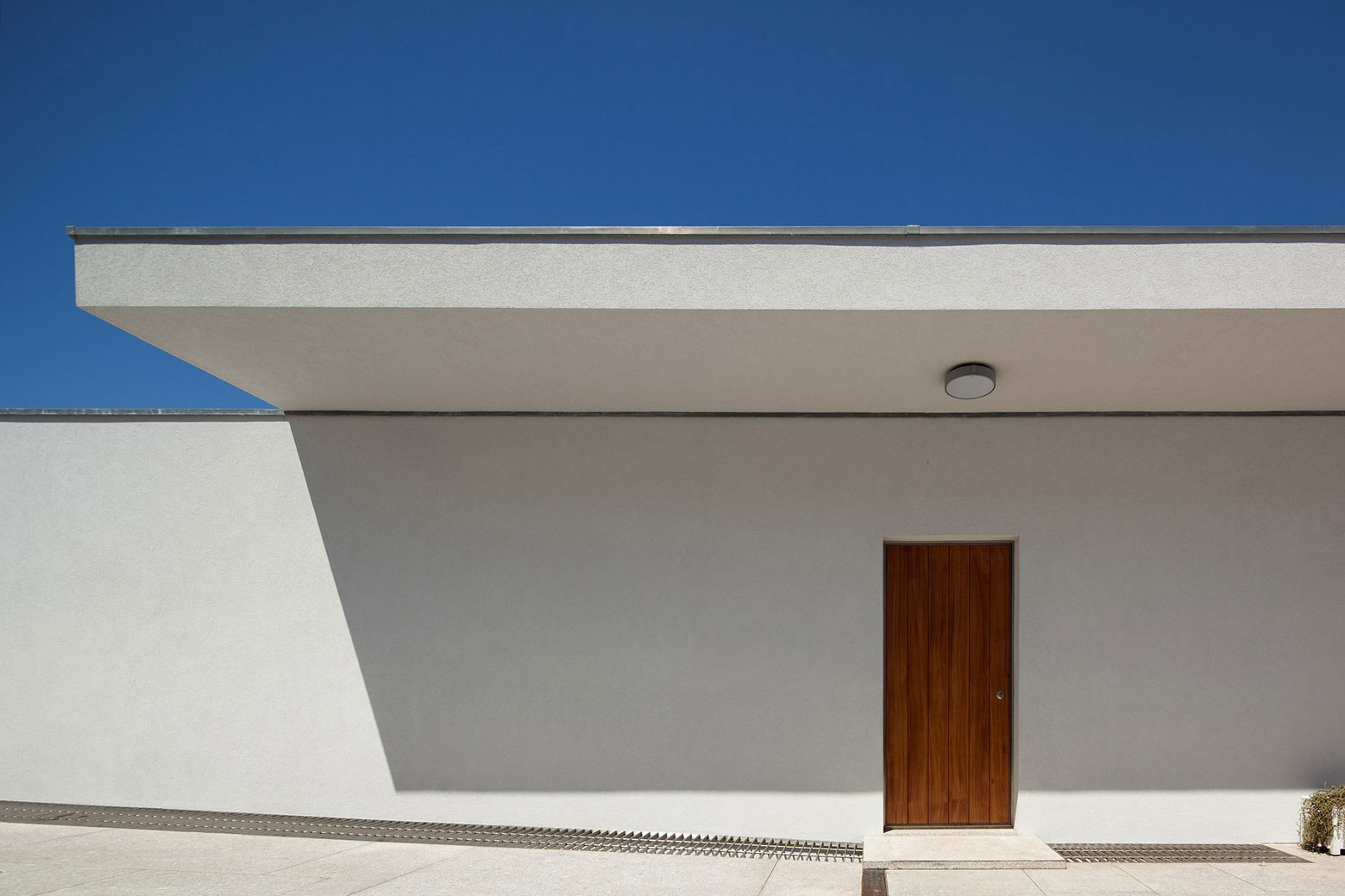 An Elegant Modern House with Courtyards and Pool Flanked by Stone Walls in Porto, Portugal by Sérgio Koch (13)