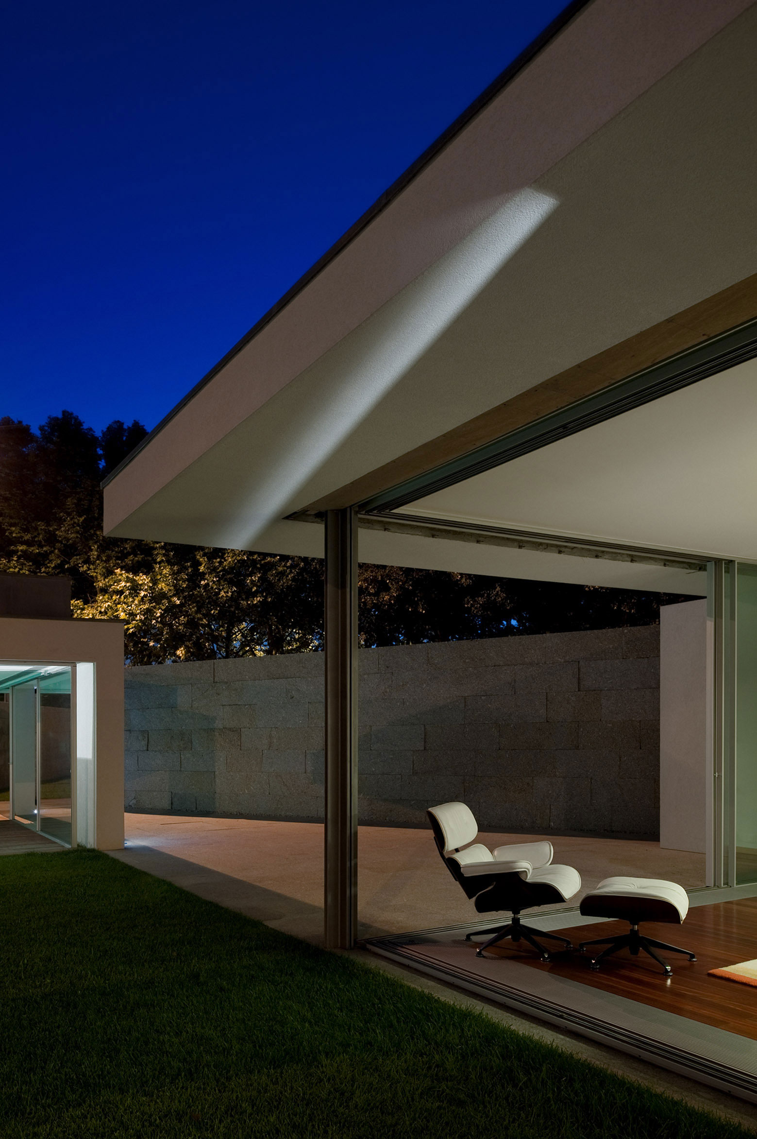 An Elegant Modern House with Courtyards and Pool Flanked by Stone Walls in Porto, Portugal by Sérgio Koch (14)