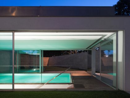 An Elegant Modern House with Courtyards and Pool Flanked by Stone Walls in Porto, Portugal by Sérgio Koch (15)