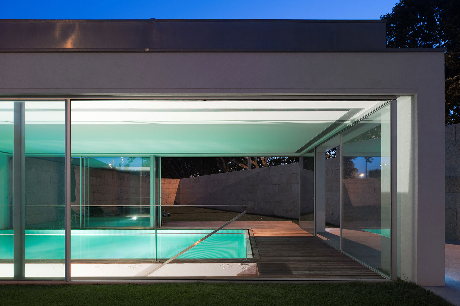 An Elegant Modern House with Courtyards and Pool Flanked by Stone Walls in Porto, Portugal by Sérgio Koch (15)