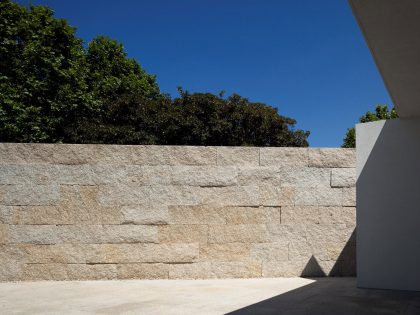 An Elegant Modern House with Courtyards and Pool Flanked by Stone Walls in Porto, Portugal by Sérgio Koch (2)