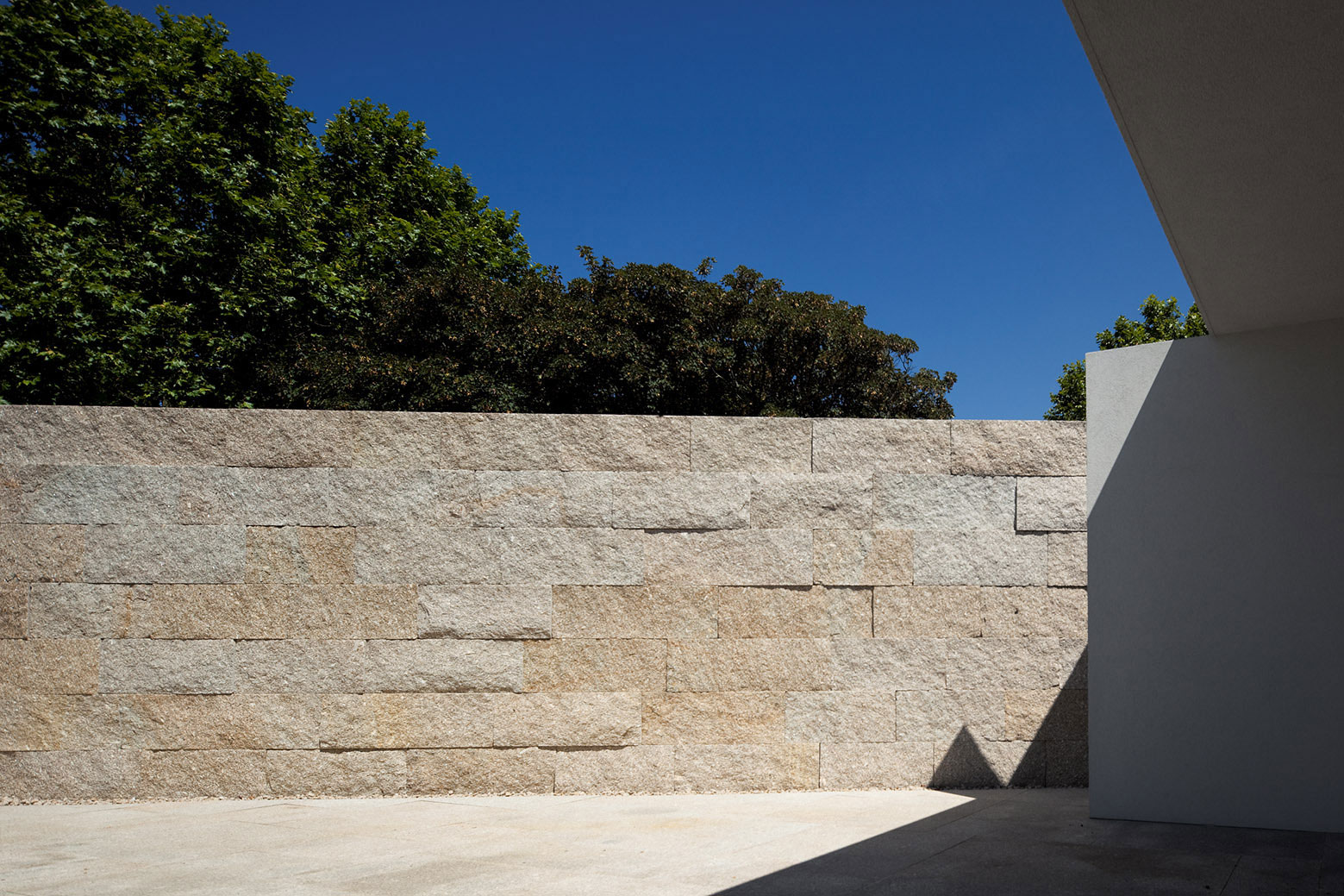 An Elegant Modern House with Courtyards and Pool Flanked by Stone Walls in Porto, Portugal by Sérgio Koch (2)
