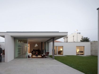 An Elegant Modern House with Courtyards and Pool Flanked by Stone Walls in Porto, Portugal by Sérgio Koch (3)
