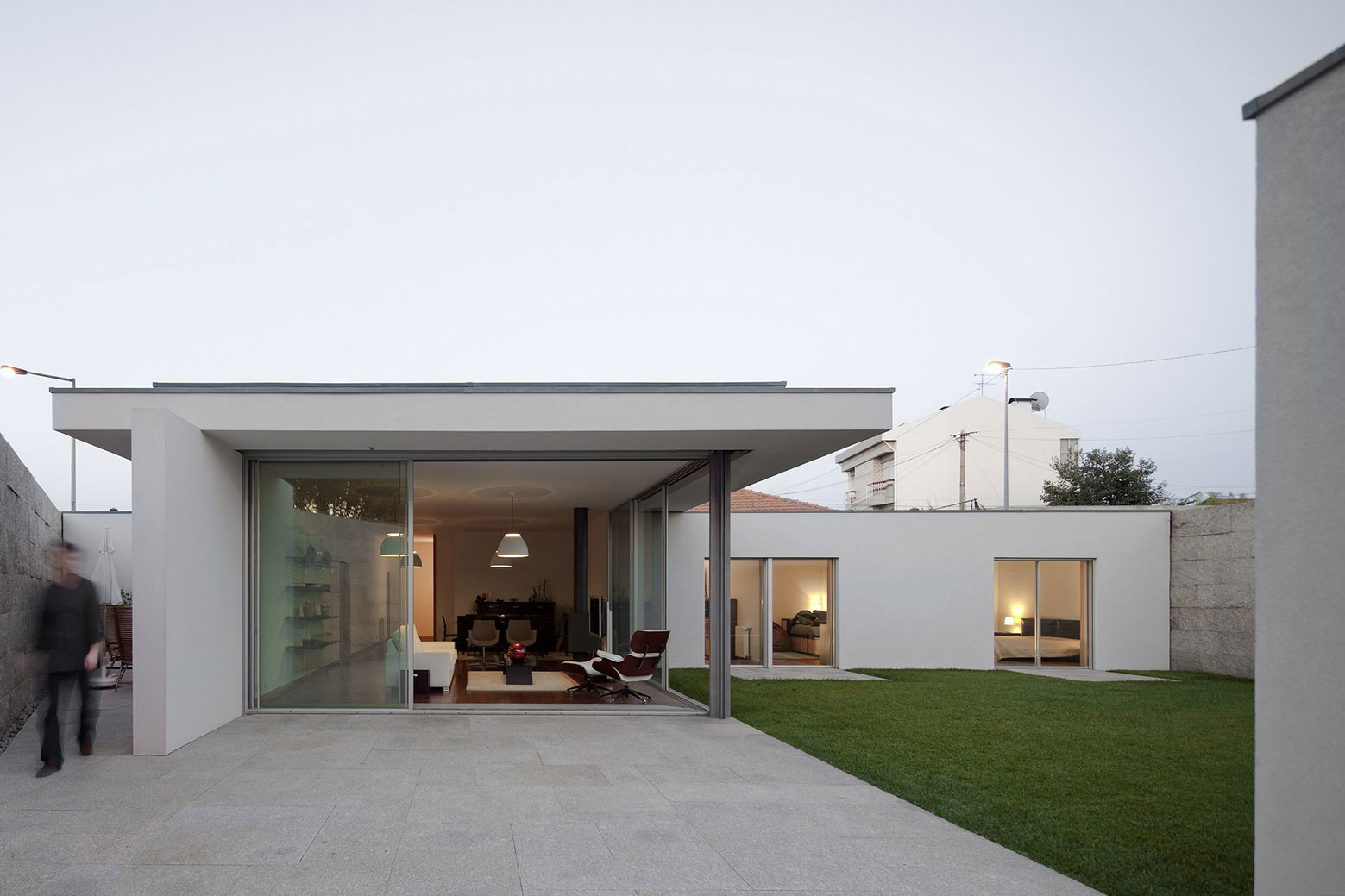 An Elegant Modern House with Courtyards and Pool Flanked by Stone Walls in Porto, Portugal by Sérgio Koch (3)