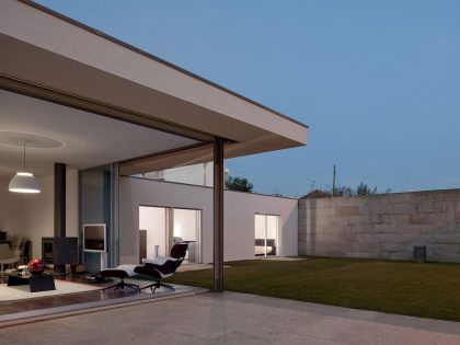 An Elegant Modern House with Courtyards and Pool Flanked by Stone Walls in Porto, Portugal by Sérgio Koch (4)