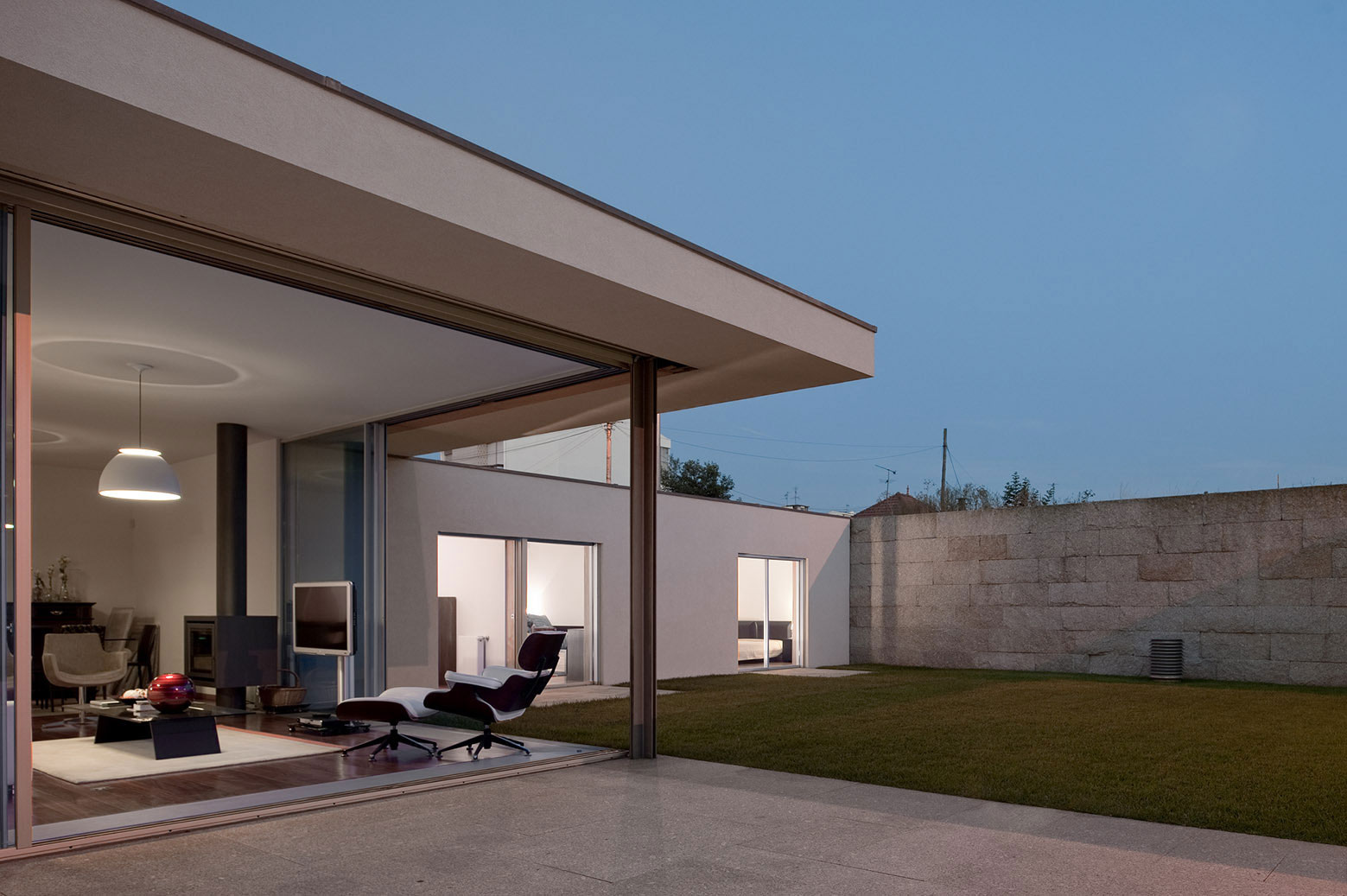 An Elegant Modern House with Courtyards and Pool Flanked by Stone Walls in Porto, Portugal by Sérgio Koch (4)