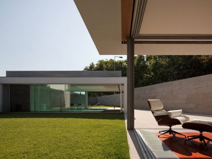 An Elegant Modern House with Courtyards and Pool Flanked by Stone Walls in Porto, Portugal by Sérgio Koch (5)