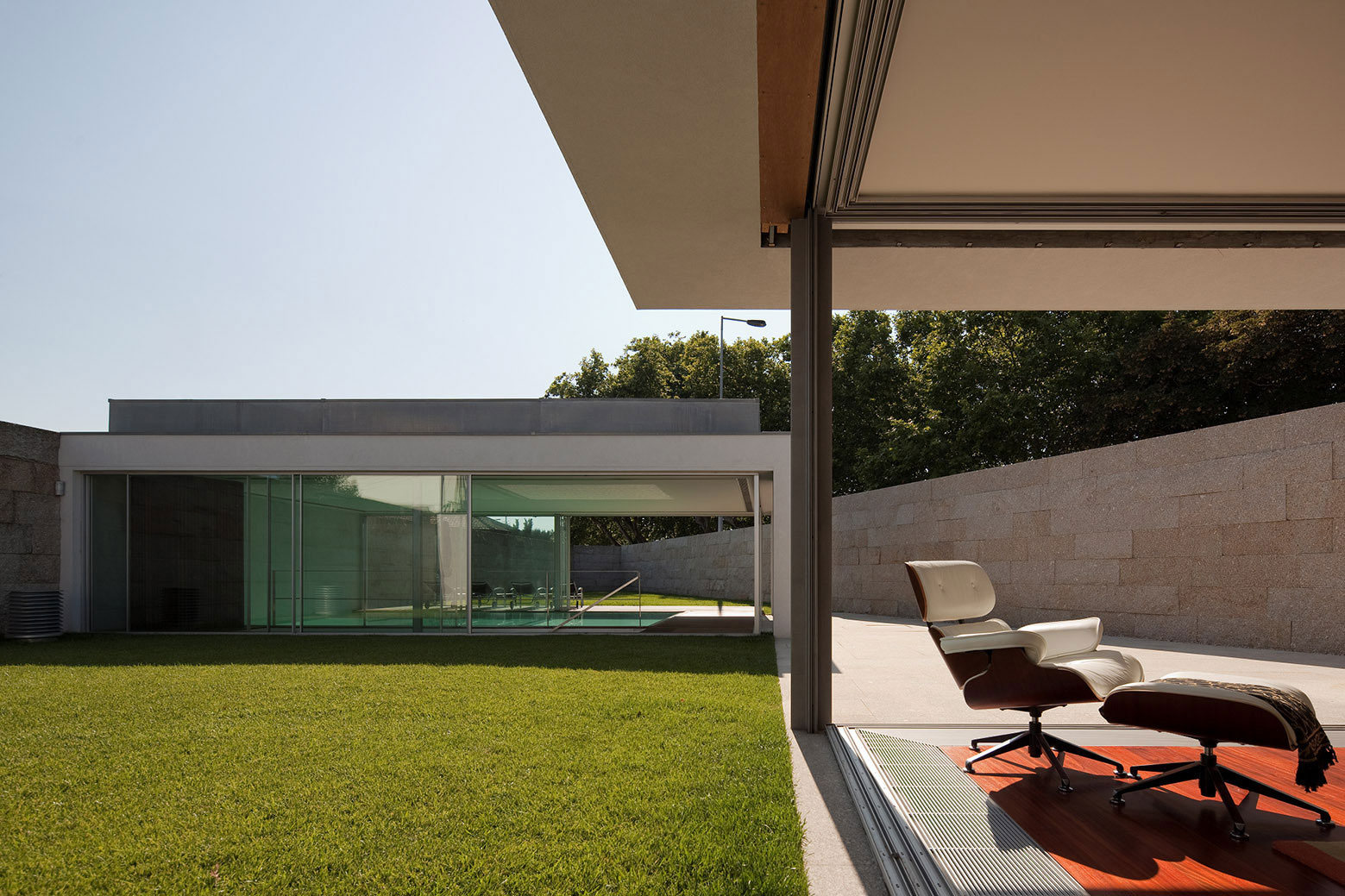 An Elegant Modern House with Courtyards and Pool Flanked by Stone Walls in Porto, Portugal by Sérgio Koch (5)