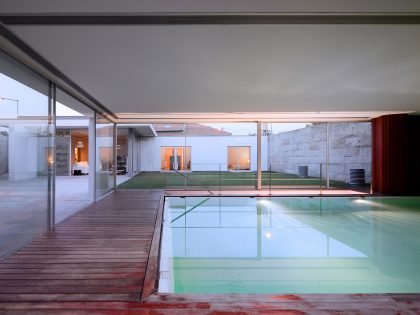 An Elegant Modern House with Courtyards and Pool Flanked by Stone Walls in Porto, Portugal by Sérgio Koch (7)