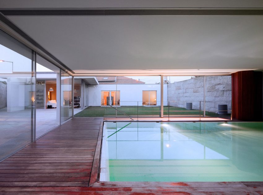 An Elegant Modern House with Courtyards and Pool Flanked by Stone Walls in Porto, Portugal by Sérgio Koch (7)