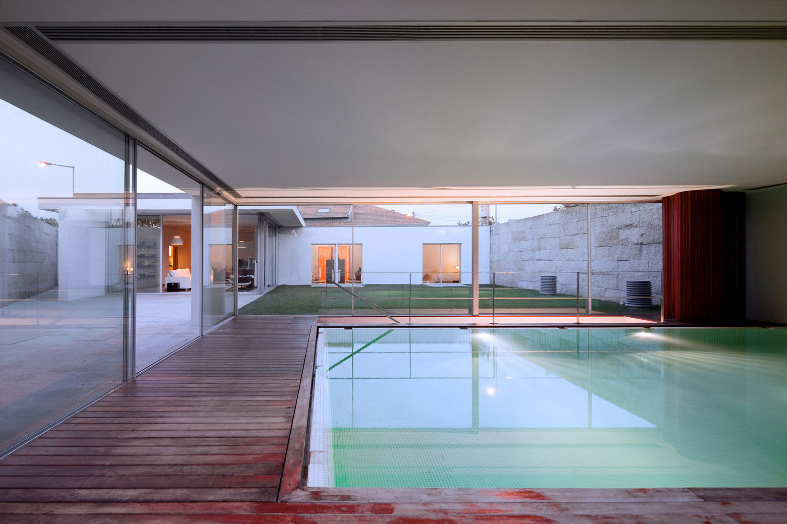 An Elegant Modern House with Courtyards and Pool Flanked by Stone Walls in Porto, Portugal by Sérgio Koch (7)