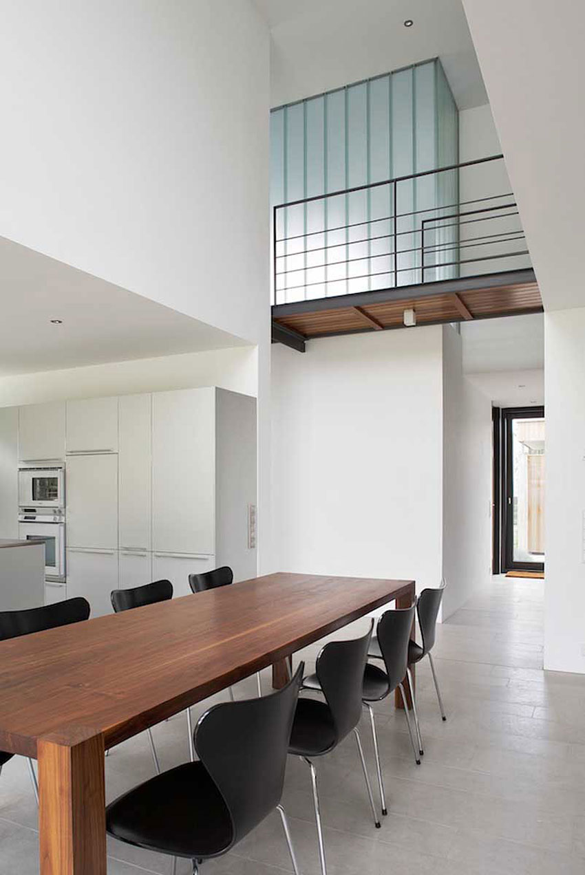 An Elegant Modern House with Open Spaces and Wall Openings in Hagen, Germany by Zamel Krug Architekten (13)