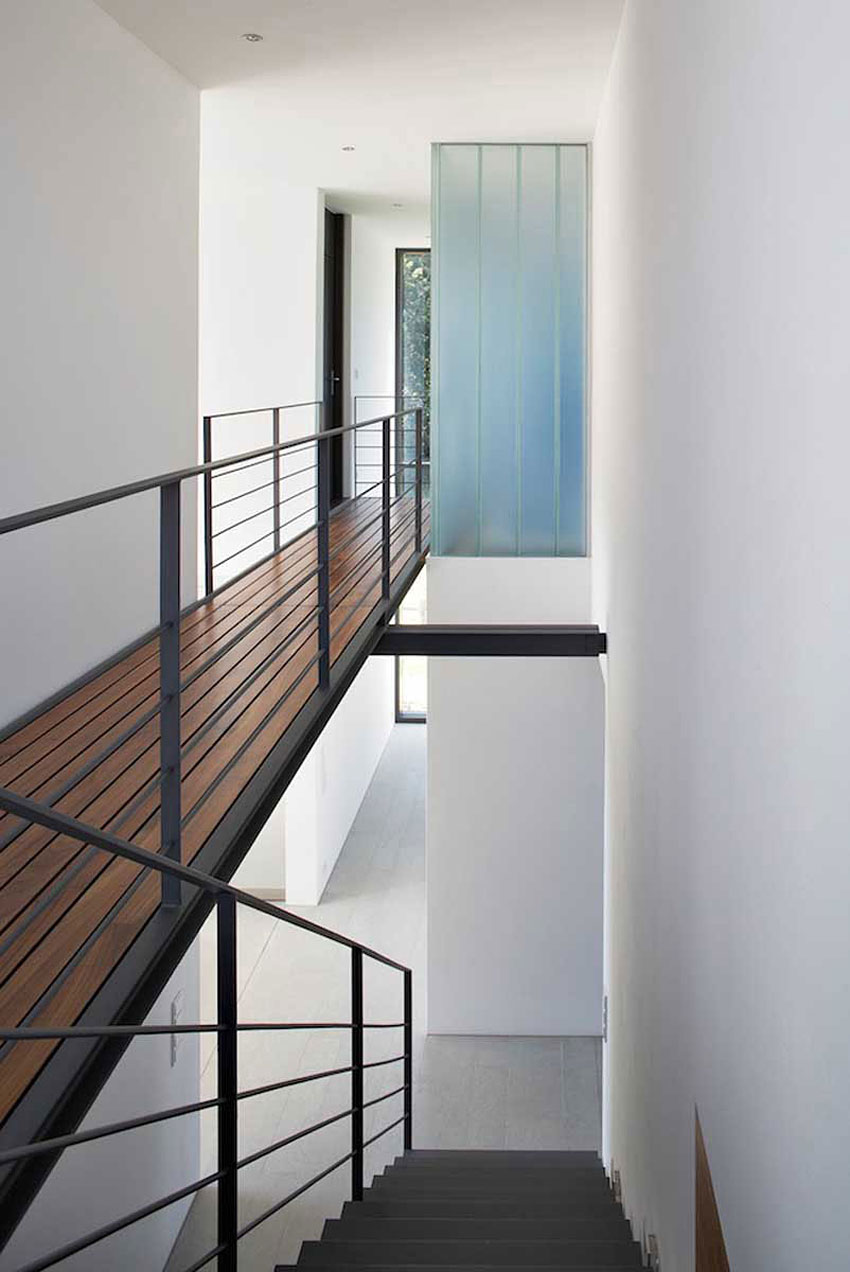 An Elegant Modern House with Open Spaces and Wall Openings in Hagen, Germany by Zamel Krug Architekten (15)