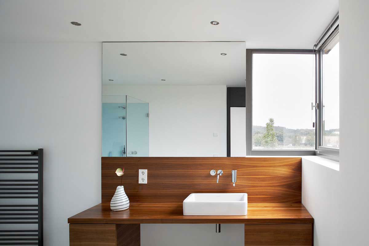 An Elegant Modern House with Open Spaces and Wall Openings in Hagen, Germany by Zamel Krug Architekten (16)