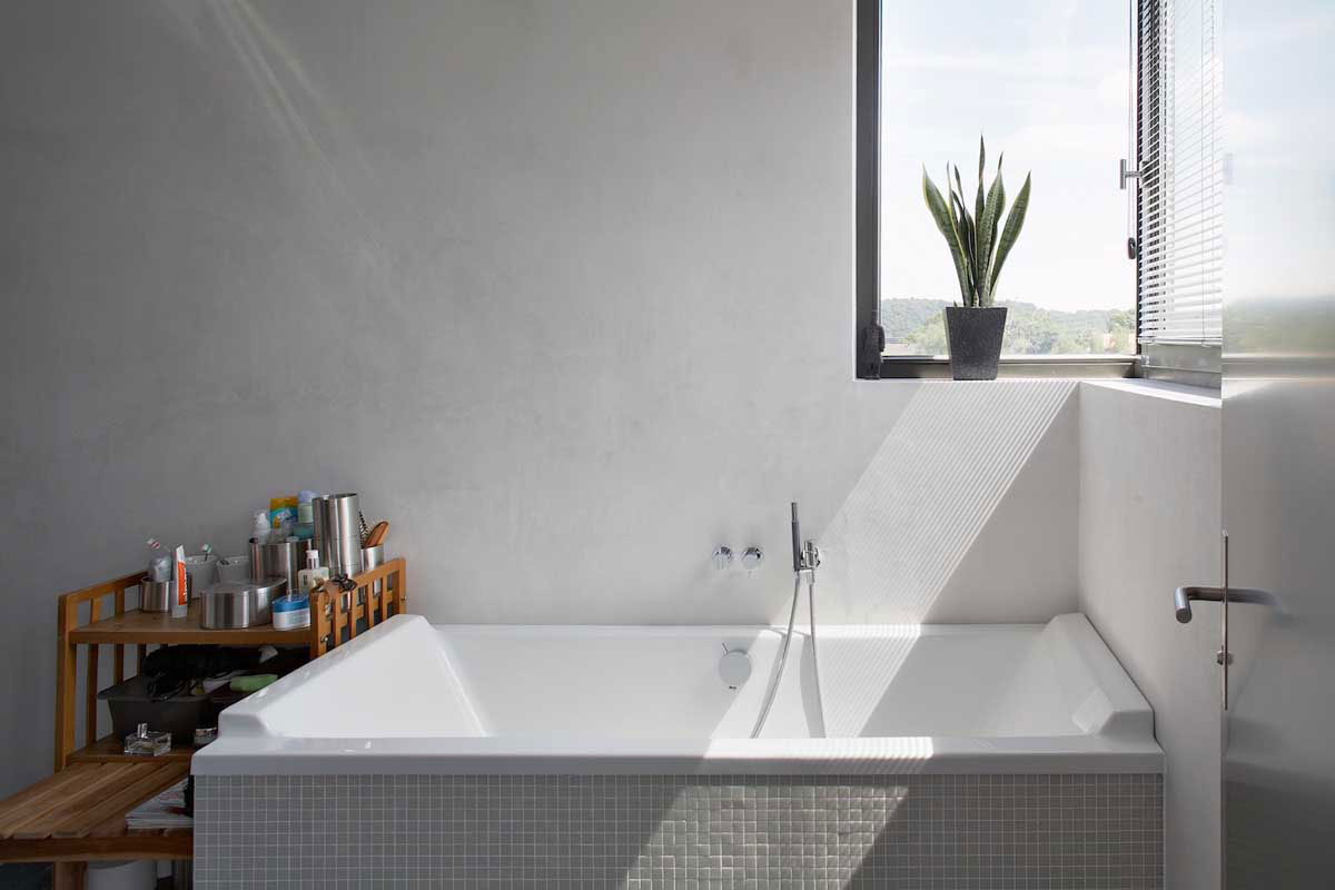 An Elegant Modern House with Open Spaces and Wall Openings in Hagen, Germany by Zamel Krug Architekten (17)