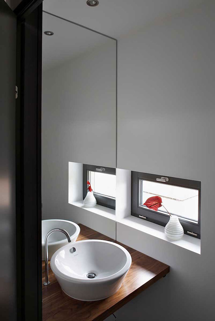 An Elegant Modern House with Open Spaces and Wall Openings in Hagen, Germany by Zamel Krug Architekten (18)