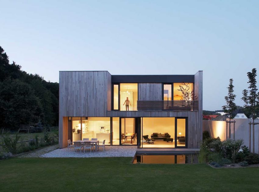 An Elegant Modern House with Open Spaces and Wall Openings in Hagen, Germany by Zamel Krug Architekten (19)