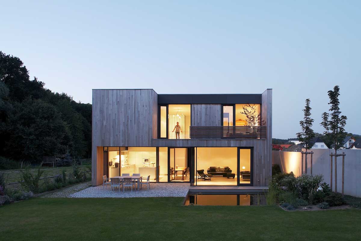 An Elegant Modern House with Open Spaces and Wall Openings in Hagen, Germany by Zamel Krug Architekten (19)