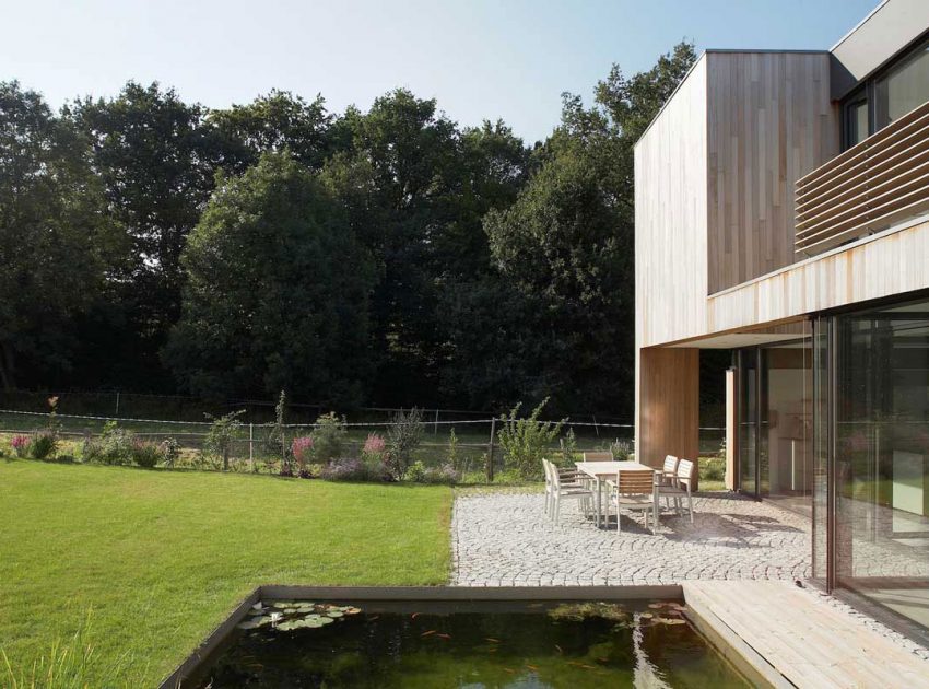An Elegant Modern House with Open Spaces and Wall Openings in Hagen, Germany by Zamel Krug Architekten (5)