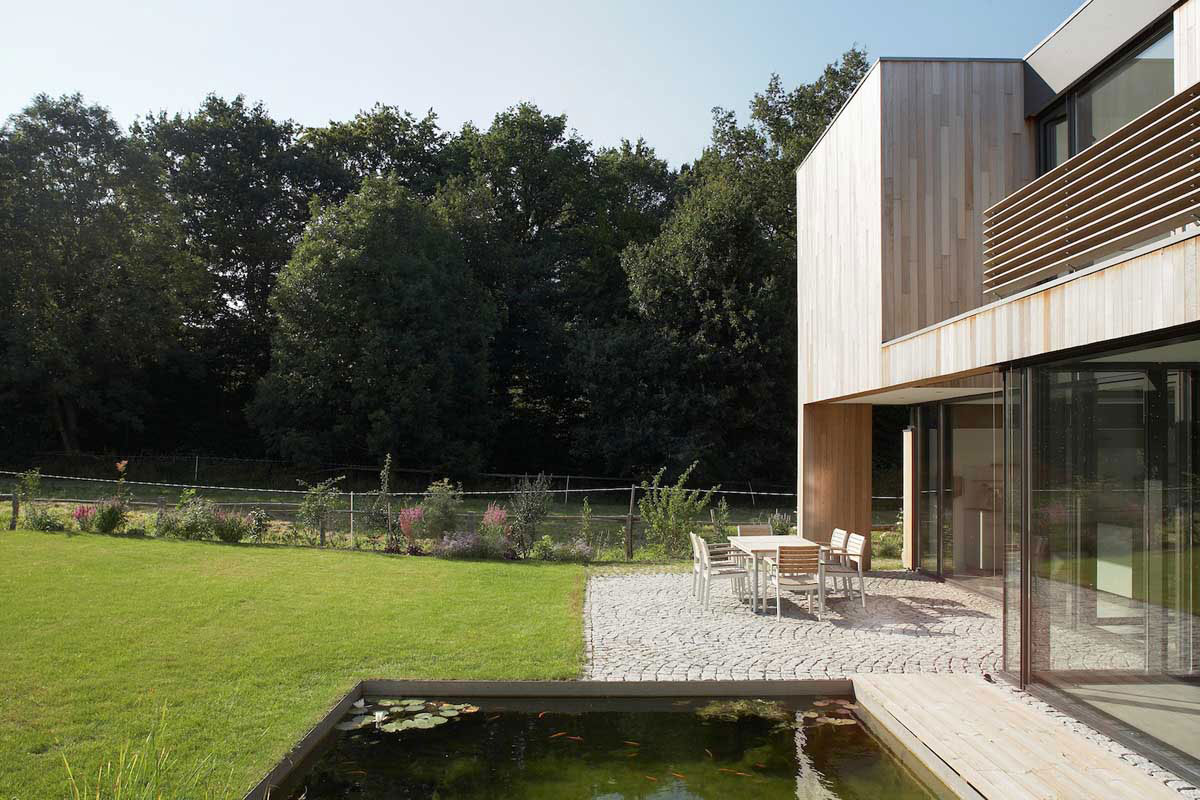 An Elegant Modern House with Open Spaces and Wall Openings in Hagen, Germany by Zamel Krug Architekten (5)