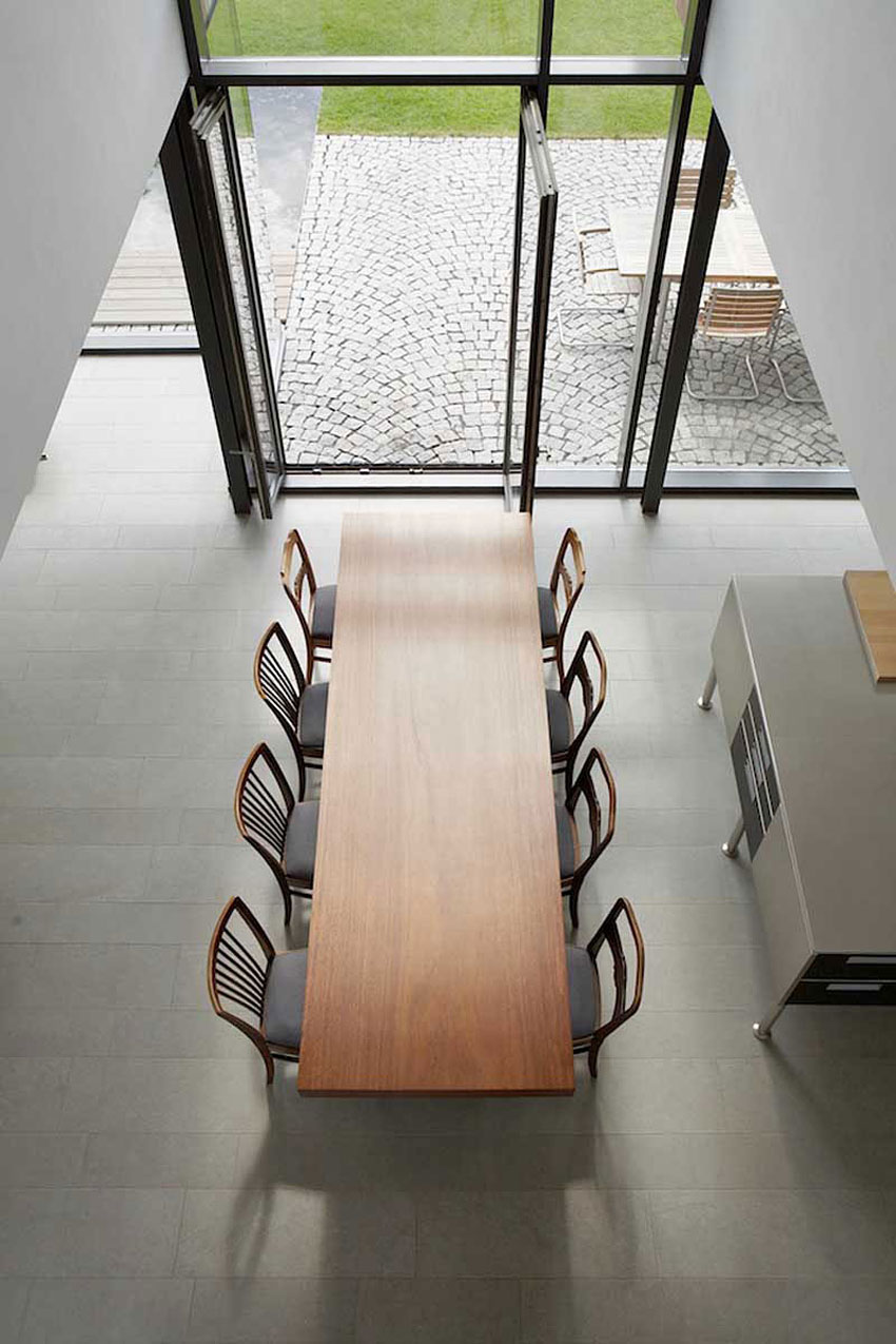 An Elegant Modern House with Open Spaces and Wall Openings in Hagen, Germany by Zamel Krug Architekten (8)