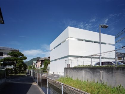 An Elegant Modern Minimalist House with Transparent Garage in Takamatsu by Fujiwaramuro Architects (2)