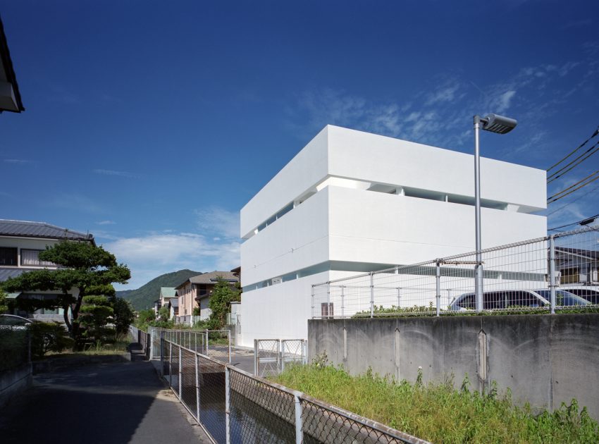 An Elegant Modern Minimalist House with Transparent Garage in Takamatsu by Fujiwaramuro Architects (2)