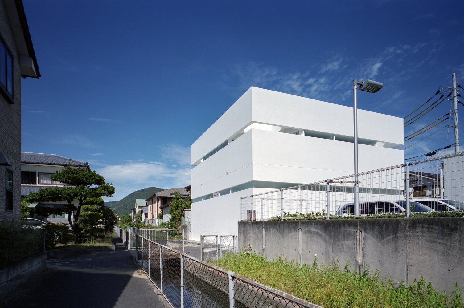 An Elegant Modern Minimalist House with Transparent Garage in Takamatsu by Fujiwaramuro Architects (2)