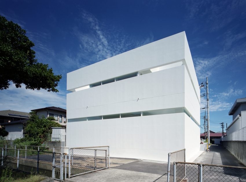 An Elegant Modern Minimalist House with Transparent Garage in Takamatsu by Fujiwaramuro Architects (3)